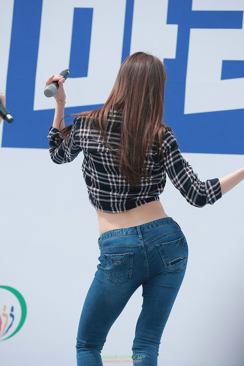 Dal Shabet Subin Shows The Perfect Type Of Jeans To Wear 