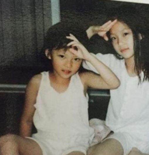 TWICE's Jungyeon and her sister Gong Seung Yeon (Childhood photo)/ Dispatch