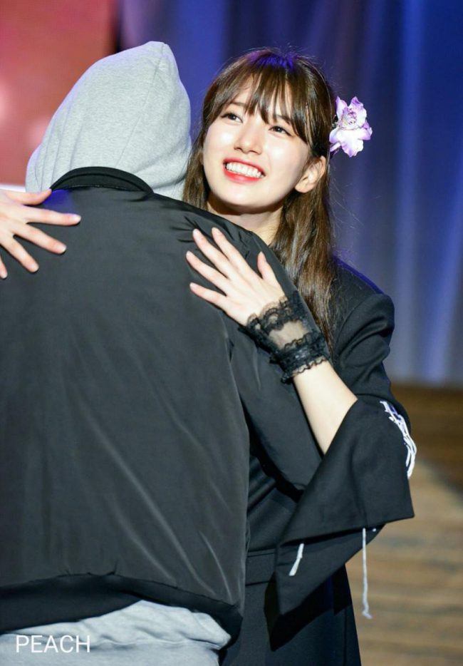 Suzy hugging a fan during a fansign // Source: Intz 