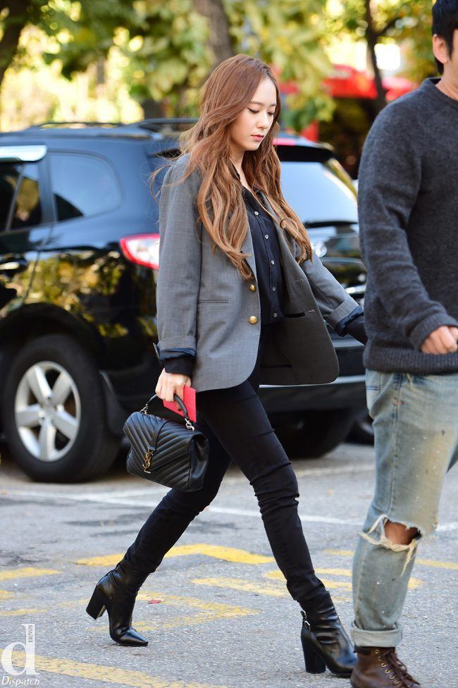 f(x)'s Krystal looks like a fashionable career woman in black jeans, high-heeled boots and blazer. 