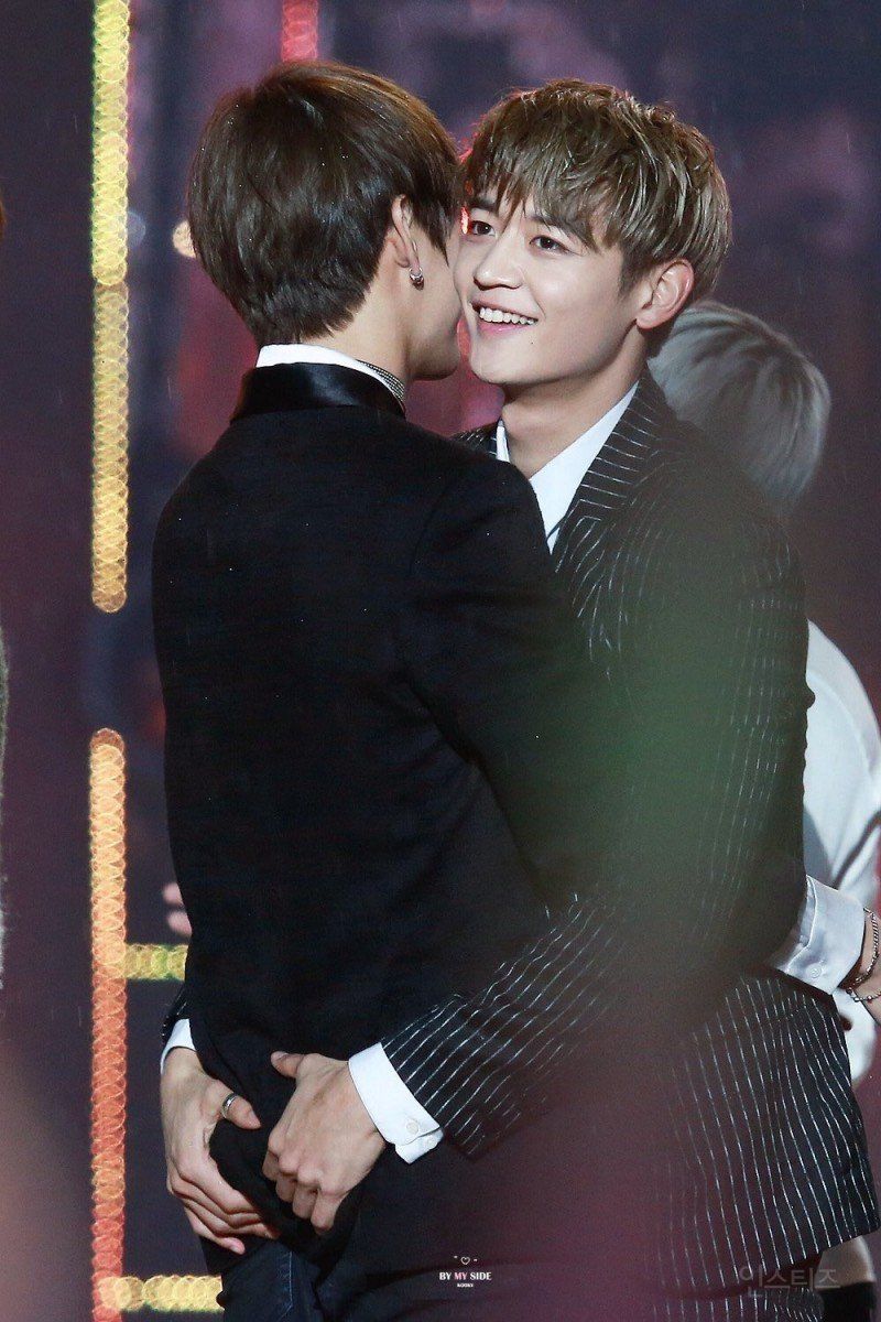 BTS V and SHinee Minho greet eachother but grabbing one another's ...