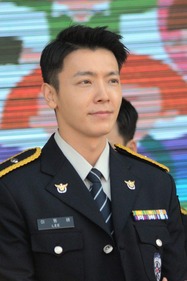 Imagine seeing Donghae in your town serving as a police! 