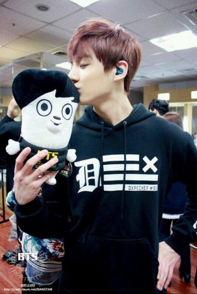 Jungkook kissing his own plushie