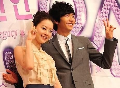 Lee Seung Gi's "hover hands" for co-star Moon Chae Won