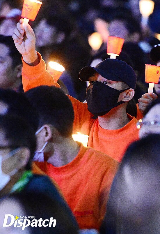Yoo Ah In particpating in the candlelight protest / Image Source: Dispatch