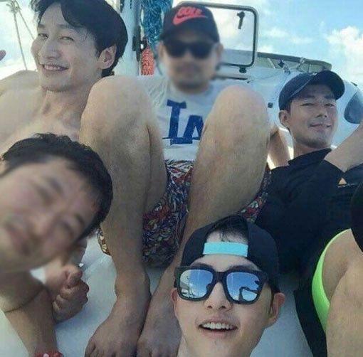 song joong ki lee kwang soo jo in sung vacationing on a yacht in Thailand with fellow staff members