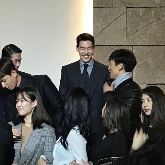 The good relationship among the former cast of Uncontrollably Fond is evident in this picture. / Image source: Dispatch