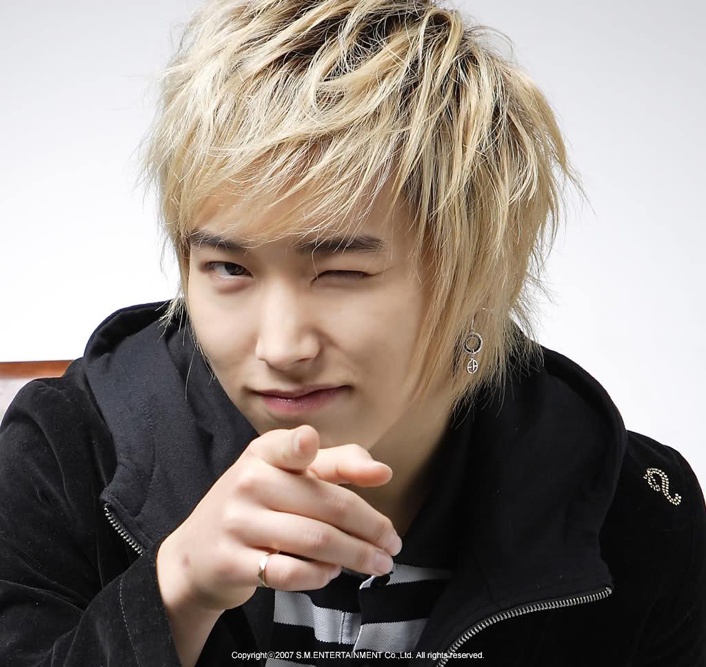 Super Junior's Sungmin rocking the "shaggy hairstyle" in blonde back in the day.