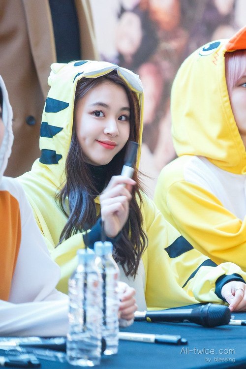 chaeyoung-dimples-2