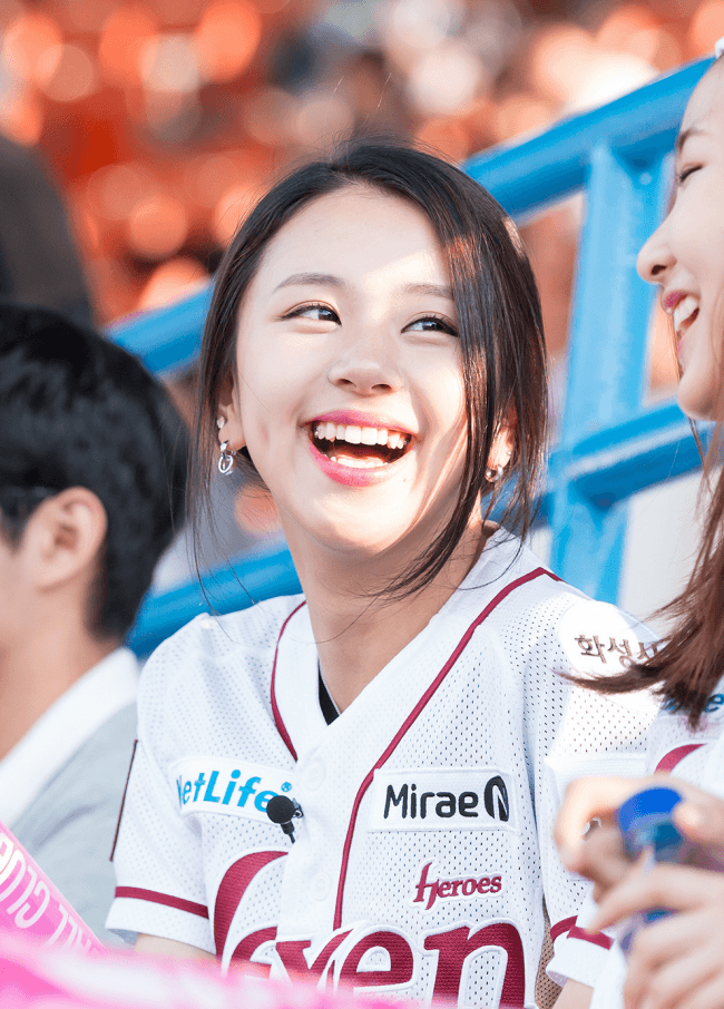chaeyoun smiling in photo