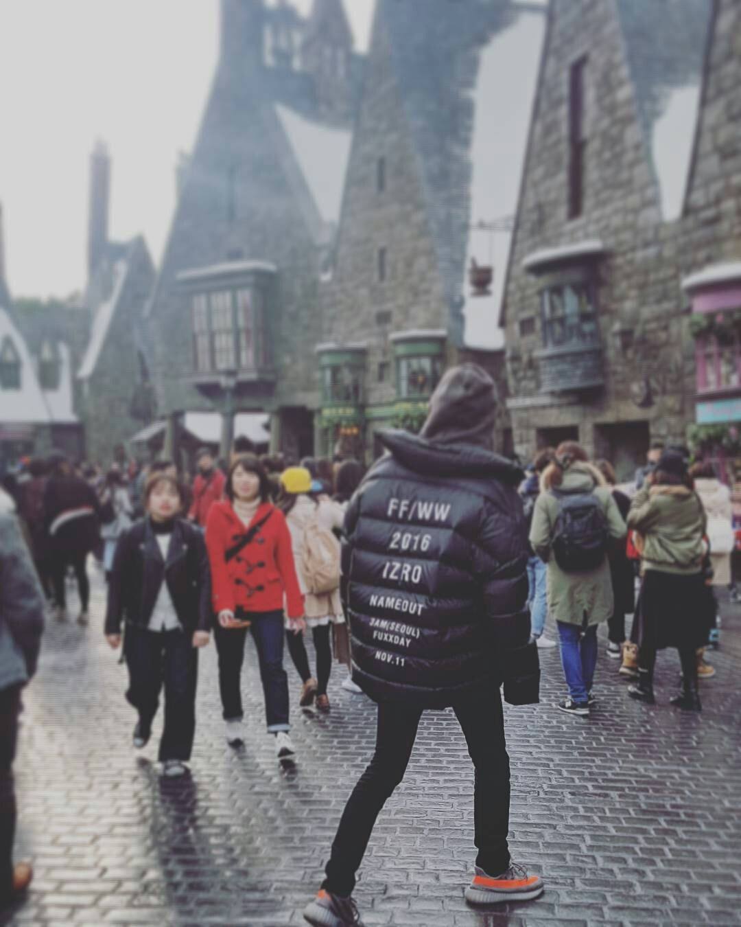 Chanyeol captioned this photo as "looking for the platform" where Harry Potter arrives at Hogwarts for the first time/ real_pcy