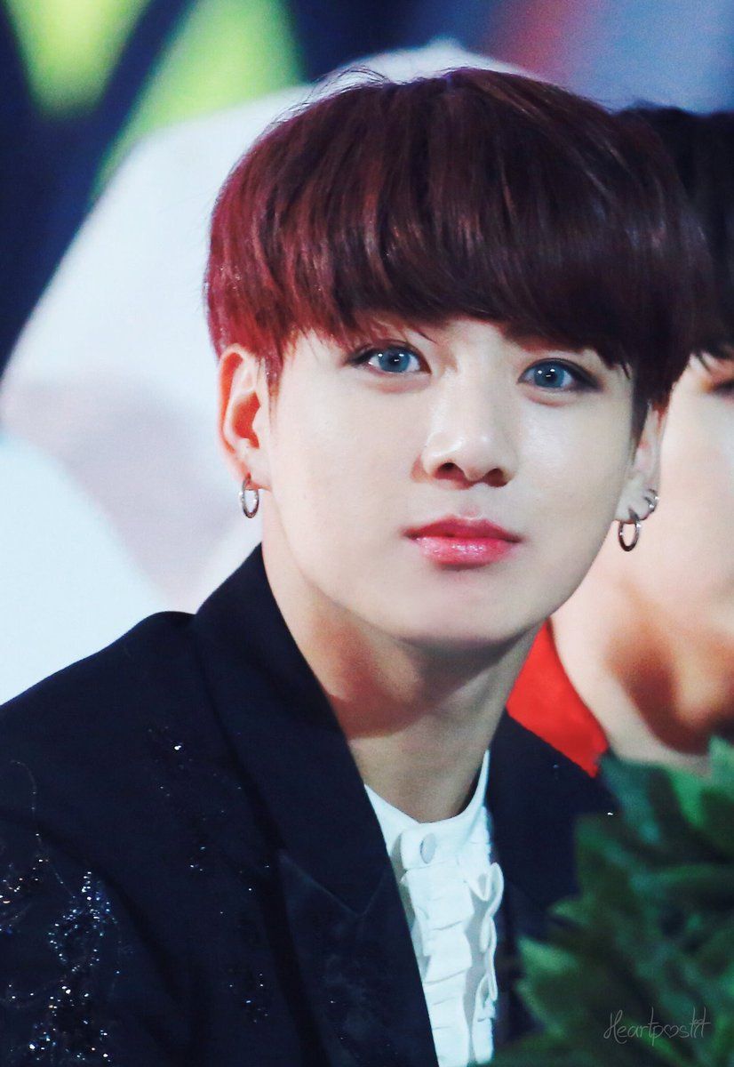 Fans snapped photos of Jungkook wearing blue contact lenses
