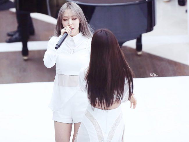 Moonbyul's new hair looks smashing paired with white! 
