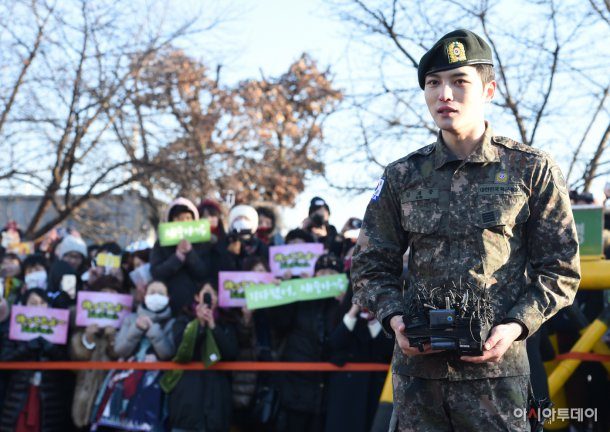 A first glimpse of Jaejoong outside the military. 