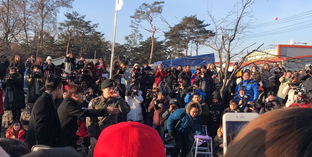 There were a few tears shed as Jaejoong met his fans after his discharge. 