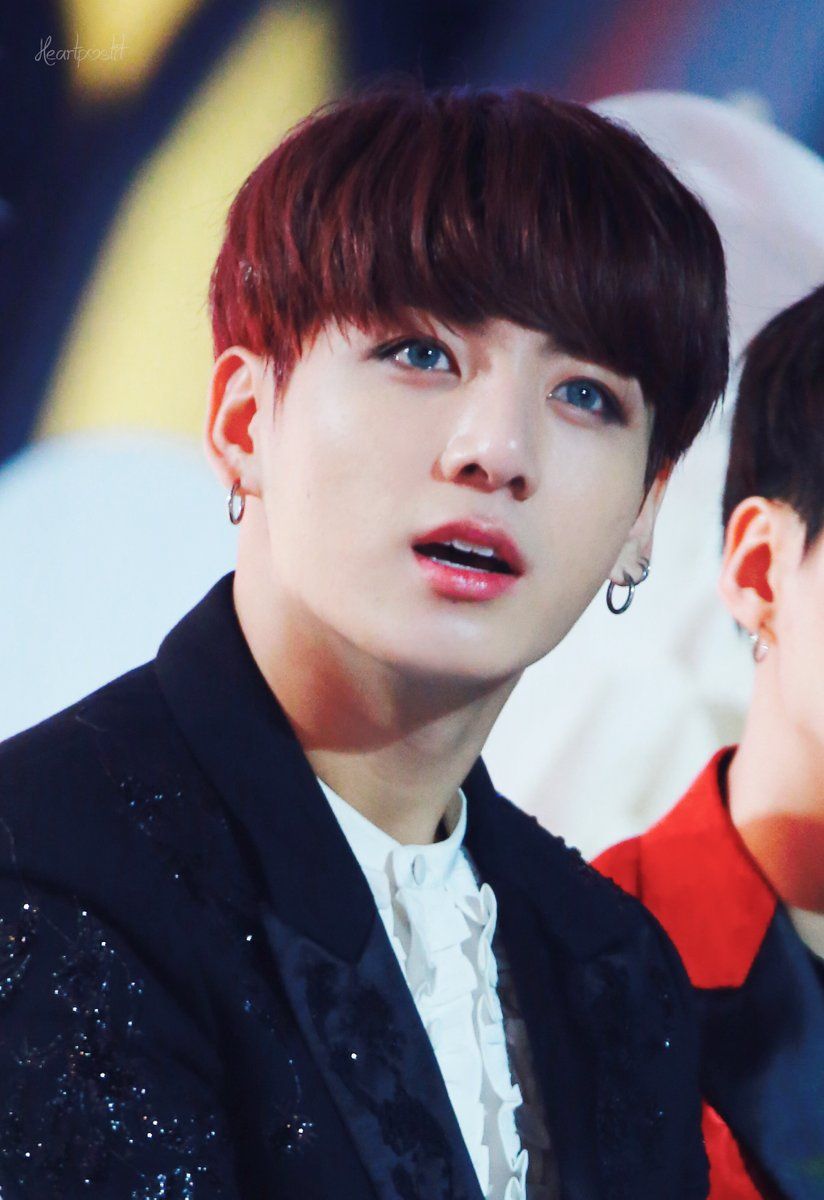 Fans snapped photos of Jungkook wearing blue contact lenses