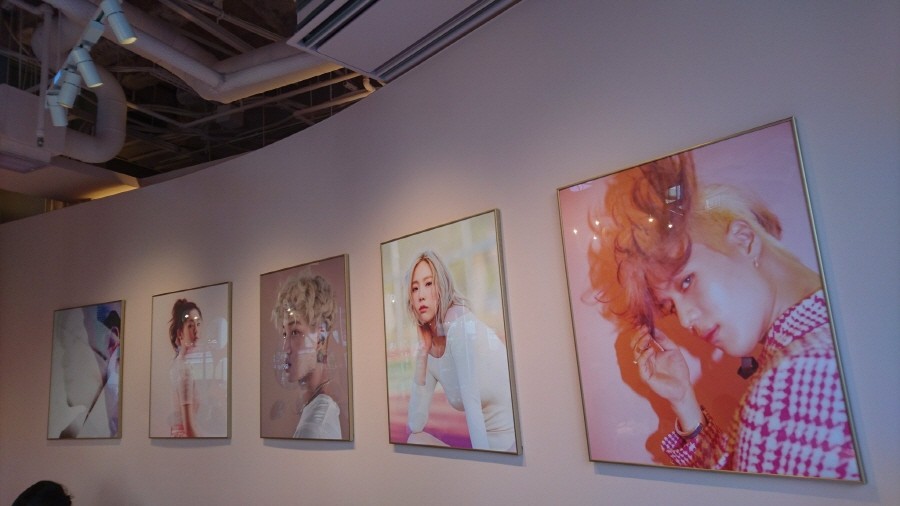 Плакаты из ваших любимых идолов можно увидеть на Taemin, стены: Taeyeon, Кай, Ирен и Юнхо! 