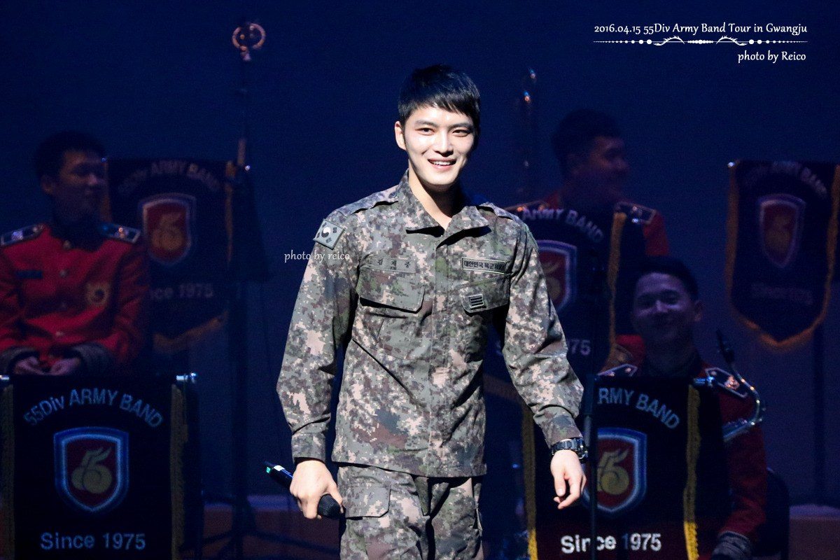 Jaejoong se encuentra actualmente en la banda militar de su división y, a menudo lleva a cabo.