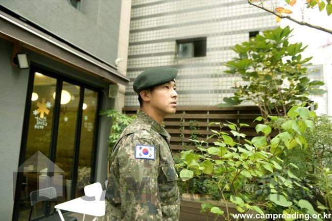 Yunho sirve en su división en servicio activo como parte de la banda militar. 
