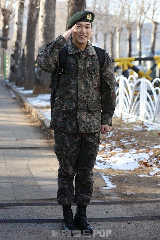 Sungmin greeted his fans with a salute after ending his military service. 