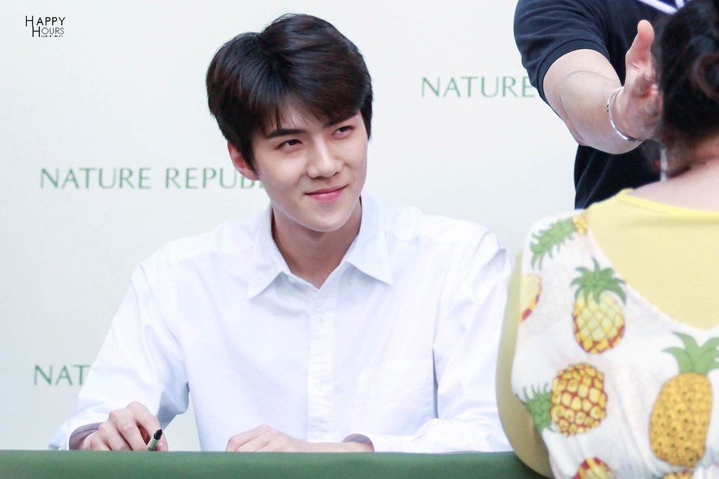 Sehun smiled warmly at the fan and her fascinating pineapple outfit. 