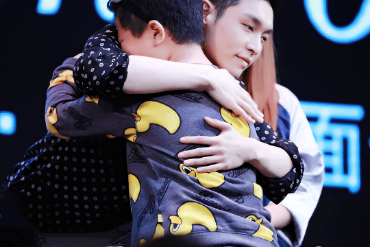 A big hug for a lucky fan! Lay further proving why he is one of the kindest idols today.