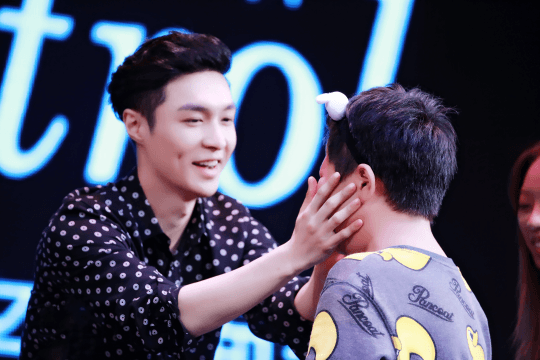Lay is absolutely sweet with his young fan