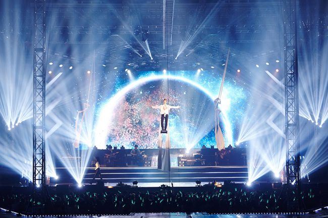 Jonghyun поднимается в воздух, как ангел, он есть. / Источник: Naver