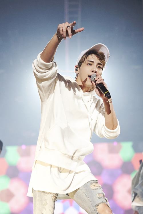 Он носит более спокойный наряд для части концерта. / Источник: Naver