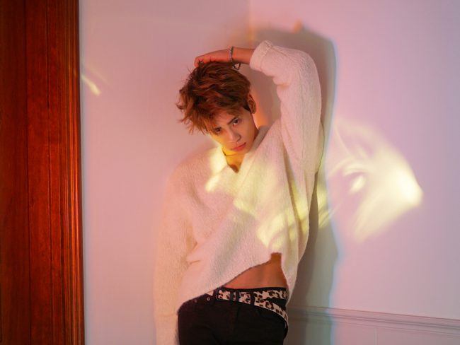 Jonghyun ищет дополнительный уютно в этом свитере. / Источник: SHINee Vyrl