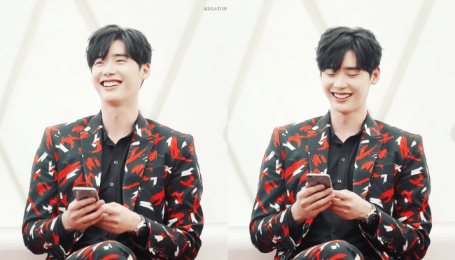 Su sonrisa es tan brillante como el traje que lleva puesto. / Fuente: Sólo Lee Jong Suk