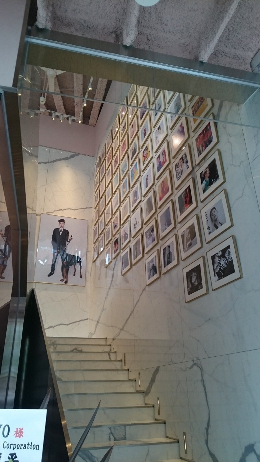 В ресторане также удваивается в качестве музея для плакатов SM художников. 