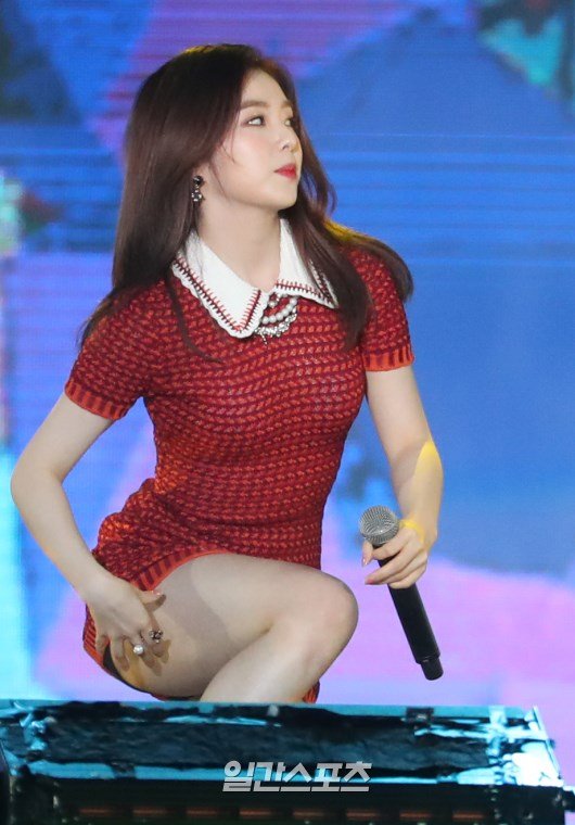 Айрин из группы Red Velvet впечатлила фанатов длинной своего платья