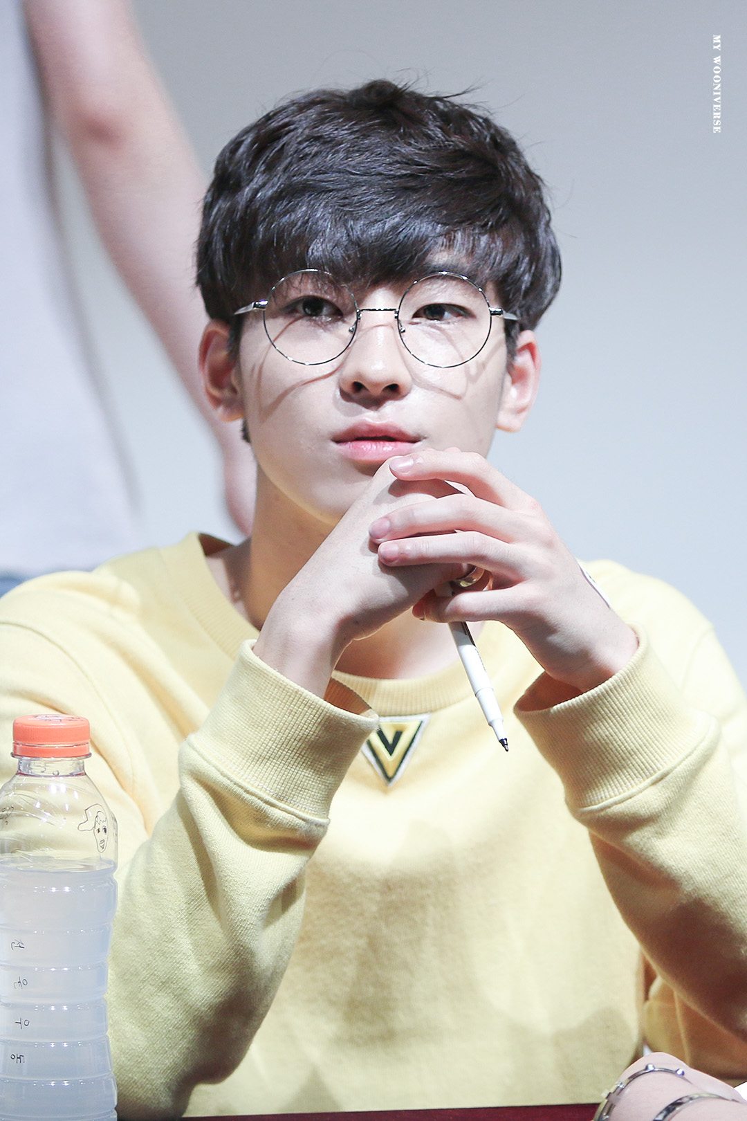 Wonwoo Семнадцать должны носить очки чаще.
