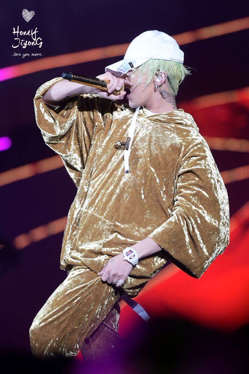 G-Dragon se realiza en etapa con arrogancia en su traje ridículamente caro. 