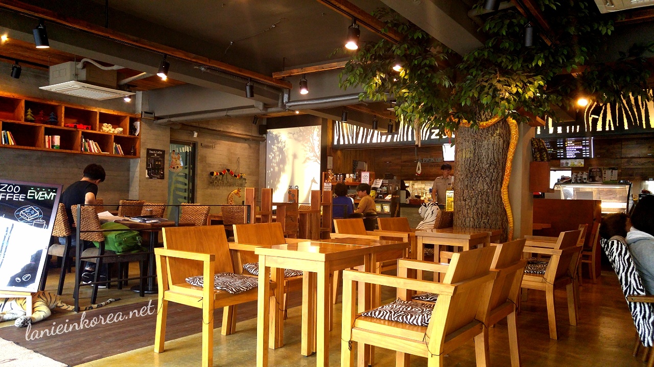 Тематическое кафе, которое создает иллюзию зоопарка