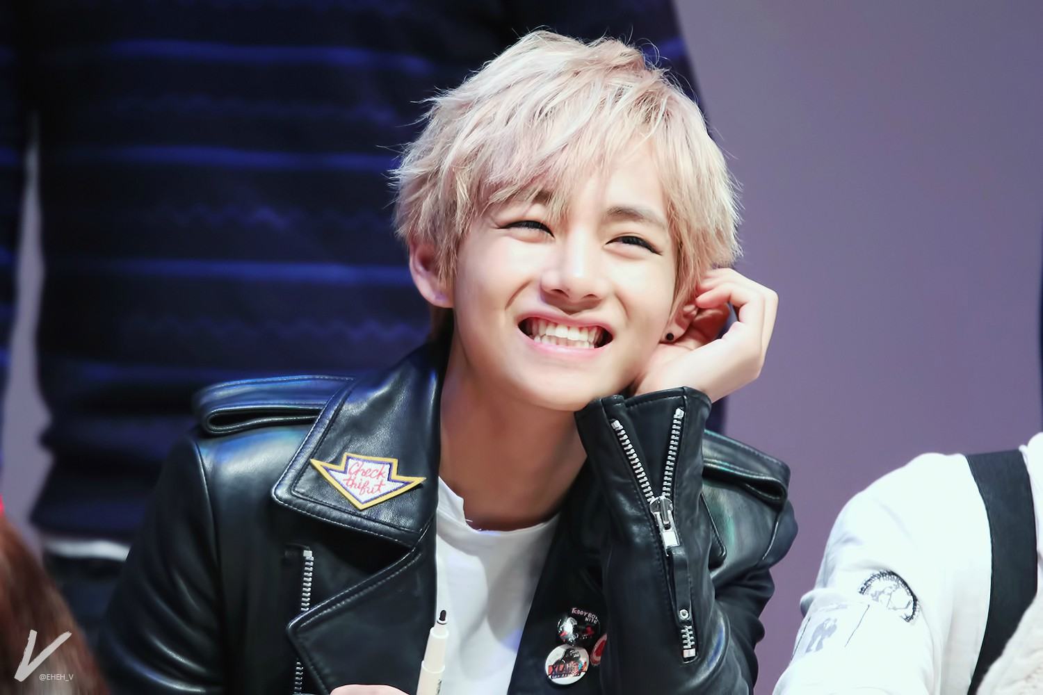 BTS's V Takes Fan Service To The Next Level With Lucky Fan — Koreaboo