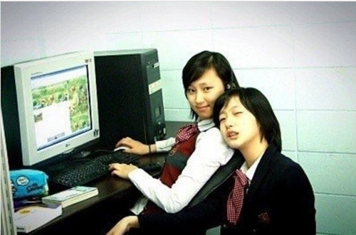 Kim Go Eun (kanan)
