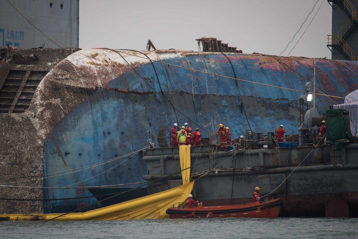 [★BREAKING] 1 of the 9 missing Sewol passengers bodies has been found — Koreaboo