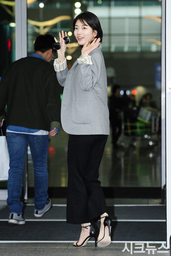 Сюзи поразила публику своим зрелым образом в аэропорту Инчхон