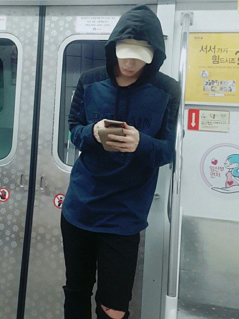 Поклонница "Produce 101" встретила своего биаса в метро и получила его автограф