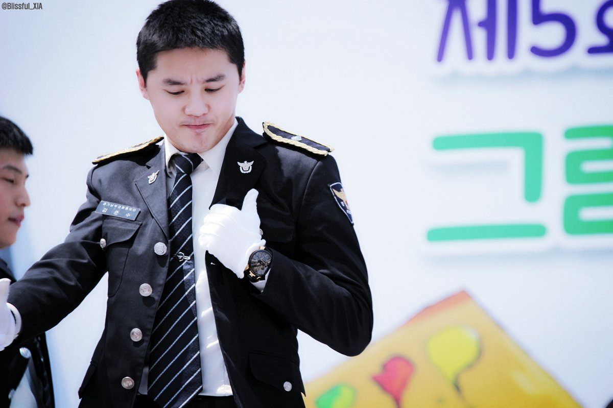 JYJ Джунсу был снят на видео в его полицейской униформе