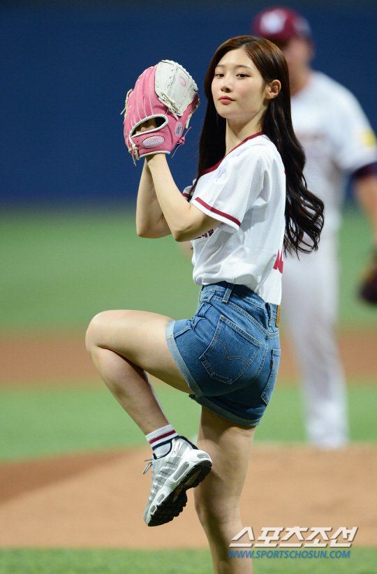 Чон Чеён продемонстрировала свои навыки игры в бейсбол