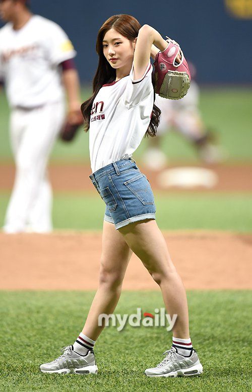 Чон Чеён продемонстрировала свои навыки игры в бейсбол