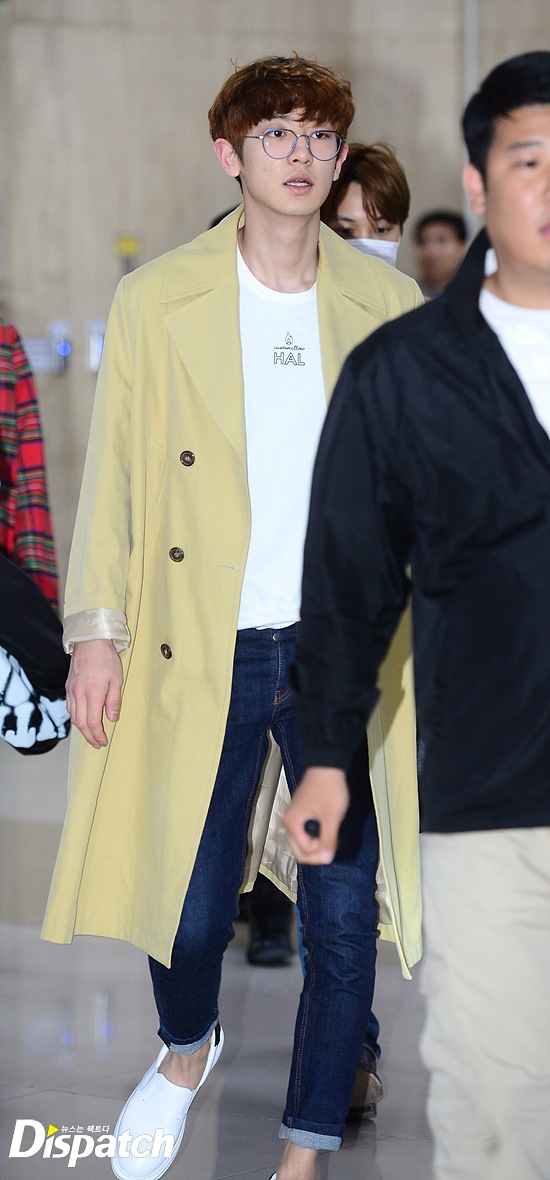 Сухо и Чанёль из EXO появились в аэропорту без макияжа