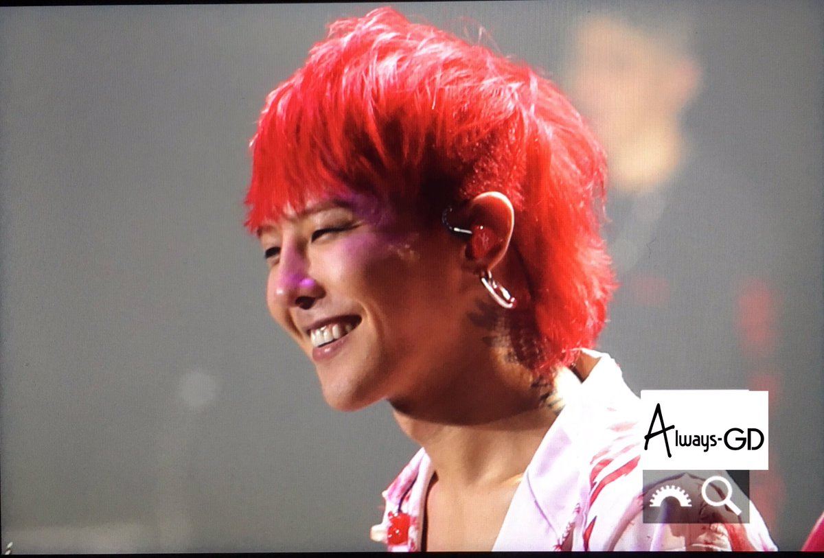 G-Dragon Debuts Brand New Hair Color Just For European 